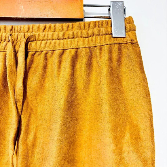 GARAGE Scalloped faux suede taupe shorts - Picture 5 of 7